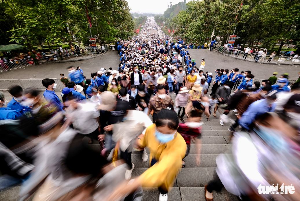 22 min 8 - Hàng trăm ngàn dân đổ về đền Hùng dự Quốc lễ