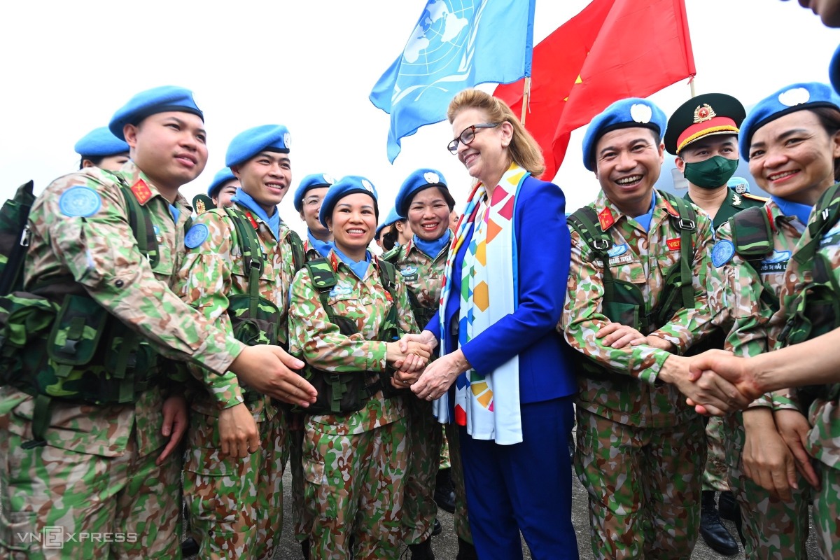 Bà Caitlin Wiesen (áo xanh), đại diện Thường trú Chương trình Phát triển Liên Hợp Quốc tại Việt Nam