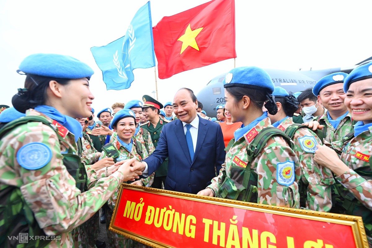 Chủ tịch nước Nguyễn Xuân Phúc bắt tay chúc sức khỏe các nữ quân nhân