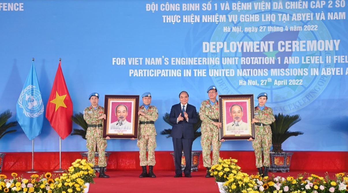 Chủ tịch nước Nguyễn Xuân Phúc trao quyết định và tặng quà cho Đội Công binh số 1 (trái) và Bệnh viện dã chiến 2.4.