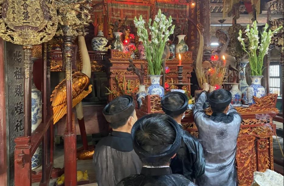 Dang huong trong dinh Hung Lo. min - Lễ hội đình Hùng Lô là di sản văn hóa phi vật thể quốc gia