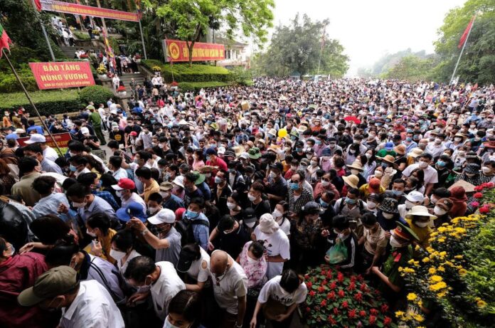 Hàng trăm ngàn dân đổ về đền Hùng dự Quốc lễ