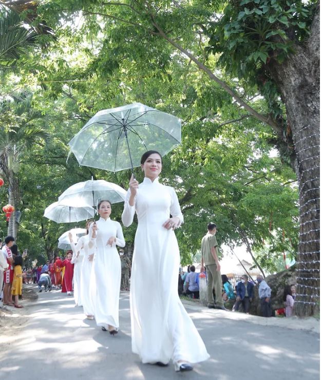 Du khach do ve lang sua tram tuoi o Quang Nam min - Du khách đổ về làng sưa trăm tuổi ở Quảng Nam, 'check-in' cùng áo dài
