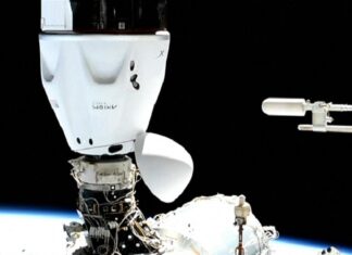 Khoảnh khắc phi hành đoàn dân sự đầu tiên cập bến ISS Khoảnh khắc phi hành đoàn dân sự đầu tiên cập bến ISS