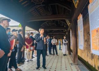 Giới thiệu 'Bản Kiều chép tay của Hoàng gia triều Nguyễn' cho du khách tại Đại Nội Huế