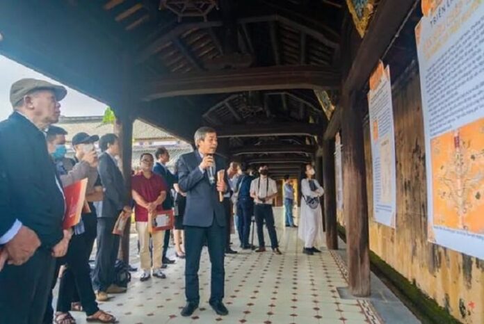 Giới thiệu 'Bản Kiều chép tay của Hoàng gia triều Nguyễn' cho du khách tại Đại Nội Huế