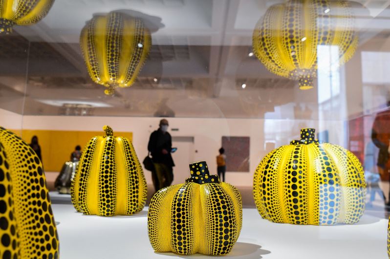 Triển lãm bí ngô chấm bi màu vàng và đen của nghệ sĩ Nhật Bản Yayoi Kusama tại Bảo tàng Nghệ thuật Tel Aviv
