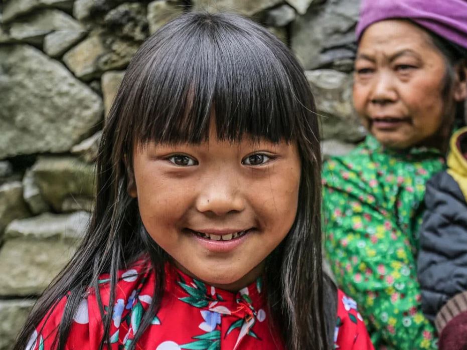 Những em bé, cô gái, bà lão người dân tộc trong trang phục truyền thống luôn nở nụ cười mến khách để lại nhiều ấn tượng trong lòng du khách.22-min23-min