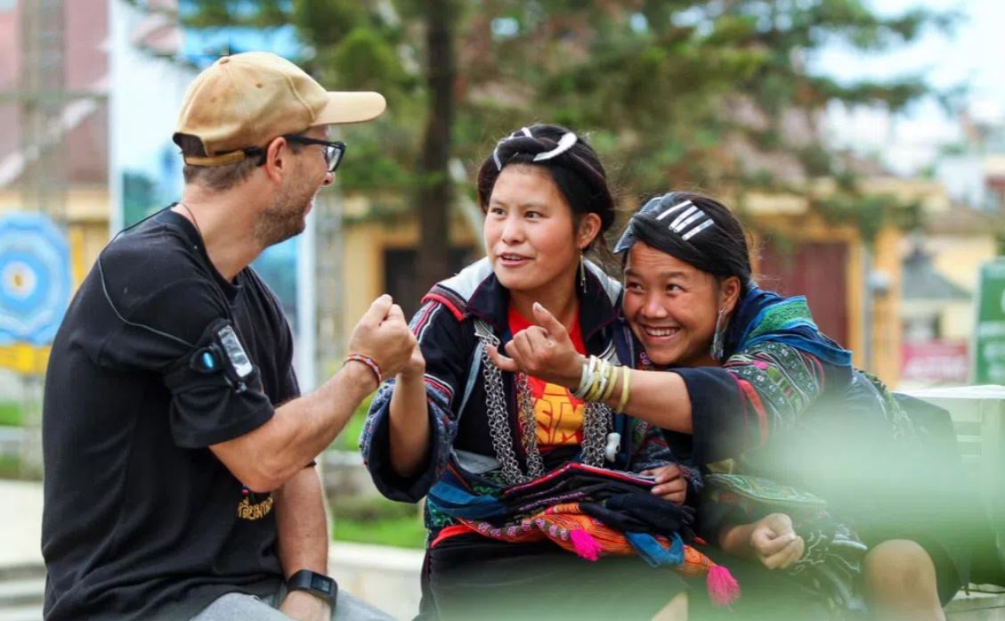 Những người dân tộc Mông thể hiện lòng yêu mến khi du khách đặt chân đến Sa Pa, Lào Cai. Du khách nước ngoài khi đến với Sapa đa phần thích trải nghiệm về không gian văn hóa, ẩm thực của người bản địa. Vì thế những người dân bản địa đã cam kết, tạo lòng tin để những du khách an tâm khi đăng kí tour trải nghiệm.