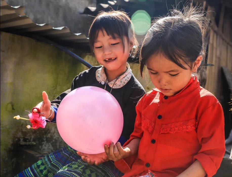 Những em bé vui đùa bên quả bóng bay ở Lao Chải.