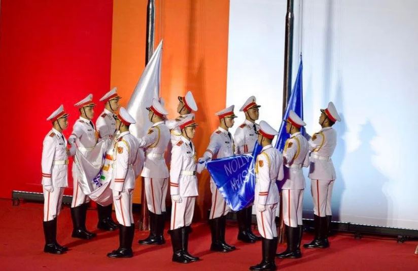 Tiêu binh thực hiện nghi thức hạ cờ Liên đoàn Thể thao Đông Nam Á và cờ SEA Games 31 - Ảnh: VGP/Tuấn Trần