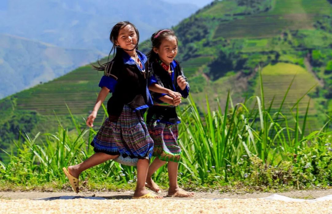 Những đứa trẻ dân tộc Mông đang vui đùa bên sườn núi ở Lao Chải.