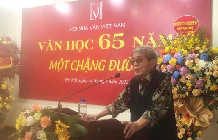 Giao su – nha phe binh Ha Minh Duc dai dien the he nha van lao thanh tam su min - Ấm tình Lễ Kỷ niệm 65 năm thành lập Hội Nhà văn Việt Nam