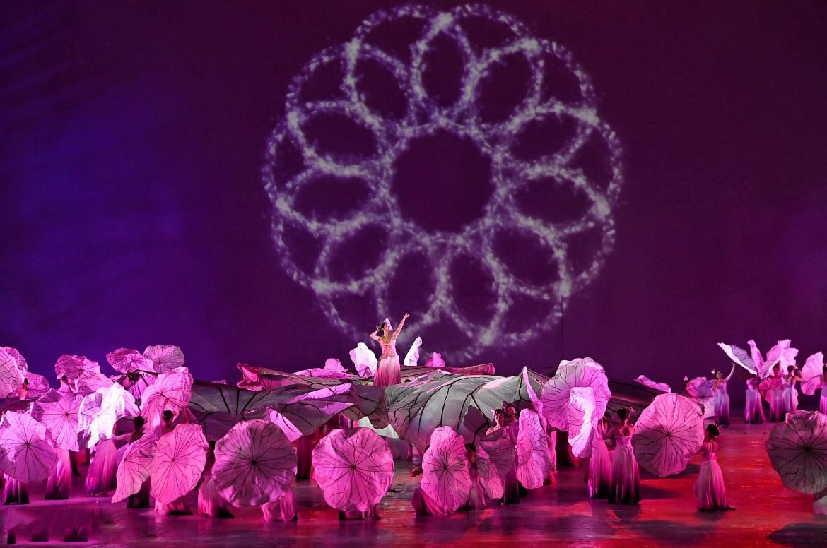 Màn trình diễn hoa Sen do nghệ sỹ Linh Nga cùng các diễn viên thực hiện trên sân Mỹ Đình. Ảnh: Giang Huy