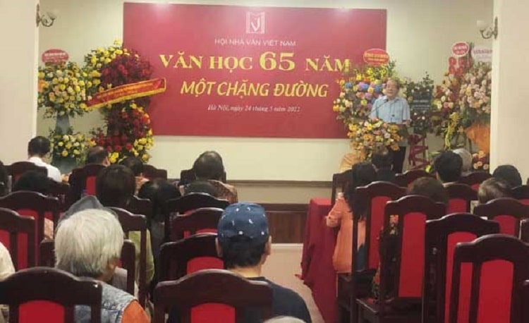 Nha tho Huu Thinh phat bieu min - Ấm tình Lễ Kỷ niệm 65 năm thành lập Hội Nhà văn Việt Nam