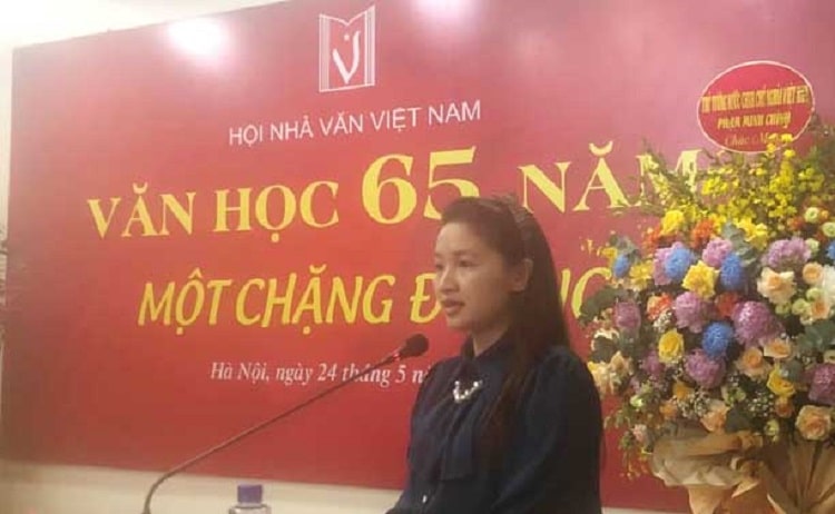 Nhà thơ trẻ Lữ Mai đại diện hội viên trẻ bày tỏ niềm tin và lòng biết ơn các thế hệ nhà văn đi trước