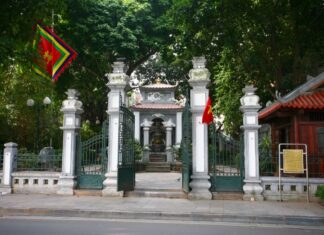 Tượng đài vua Lê bên hồ Gươm