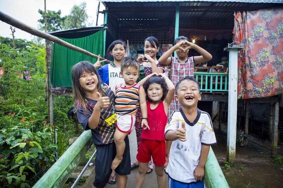 Ngày nay, nhiều trẻ em ở Việt Nam được hưởng cuộc sống chất lượng mà thế hệ đi trước không bao giờ có thể hình dung ra. Tuy nhiên, vẫn còn trẻ em và người chưa thành niên bị bỏ lại phía sau bởi tác động của sự phát triển kinh tế xã hội năng động này và tiếp tục sống trong điều kiện thiếu thốn và bị loại ra ngoài