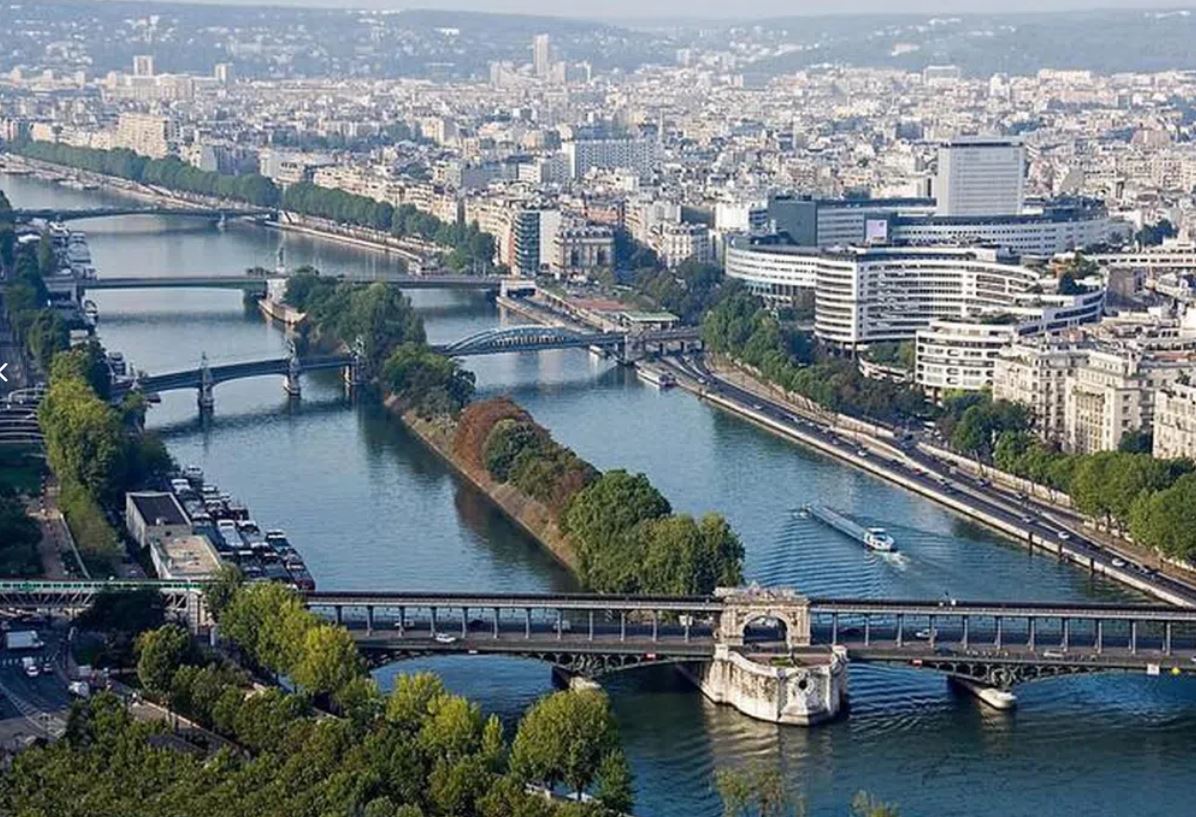 Sông Seine nhìn từ tháp Eiffel. Ảnh: Arcreevy
