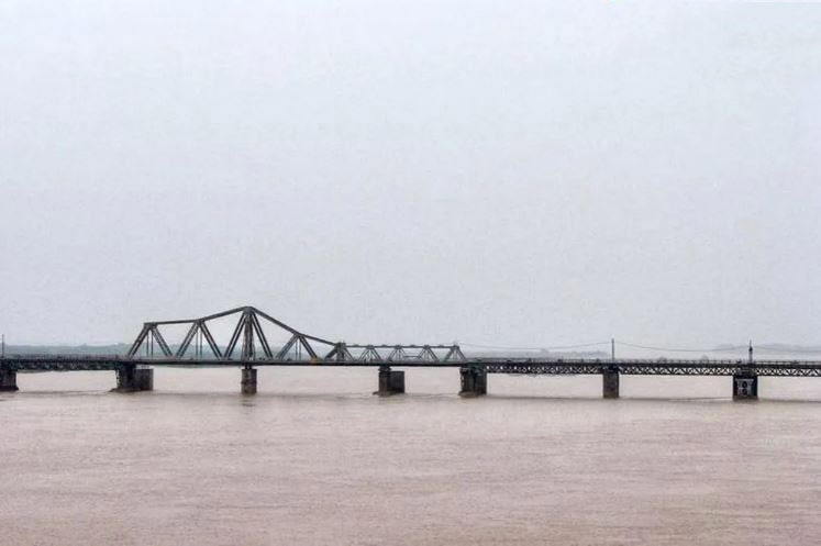 Hà Nội. Thủ đô Hà Nội tọa lạc bên sông Hồng, dòng sông lớn nhất miền Bắc, được coi như nguồn sống của nền văn hóa lúa nước Việt Nam. Cầu Long Biên, cây cầu trăm tuổi bắc qua sông Hồng là một hình ảnh mang tính biểu tượng về Hà Nội.