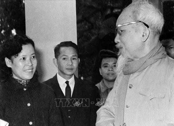 Chủ tịch Hồ Chí Minh dặn dò nữ phóng viên Tuệ Oanh của Việt Nam Thông tấn xã về cách viết tin trong dịp đưa tin cuộc bầu cử Quốc hội khóa III (26/4/1964). Ảnh: Tư liệu TTXVVN