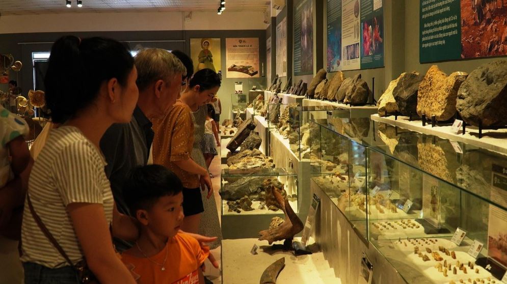21 min 27 - Phiến đá cổ có niên đại ‘khủng’ 2,9 tỷ năm được trưng bày tại Huế