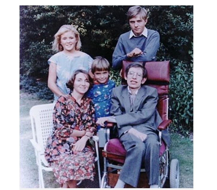 21 min 3 - Chân dung 3 người con của thiên tài vật lý Stephen Hawking: Đều tài giỏi, có sự nghiệp riêng nhưng không ai nối nghiệp cha