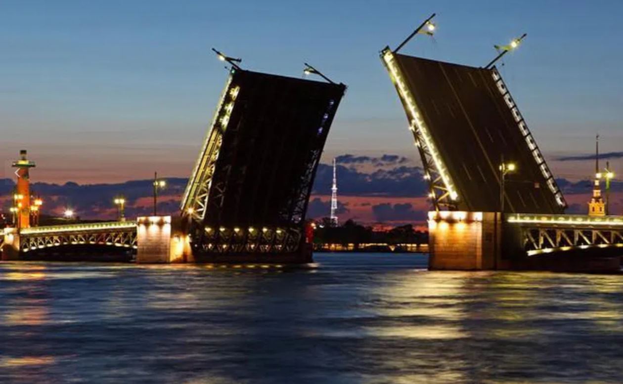 Cây cầu mở nổi tiếng bắc ngang sông Neva. Ảnh: Goodwp