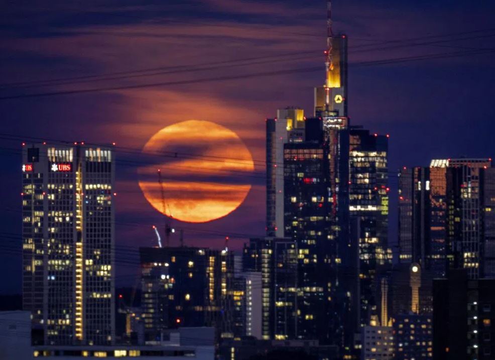 23 min 15 - Hình ảnh ấn tượng về 'siêu trăng dâu tây' trên khắp thế giới