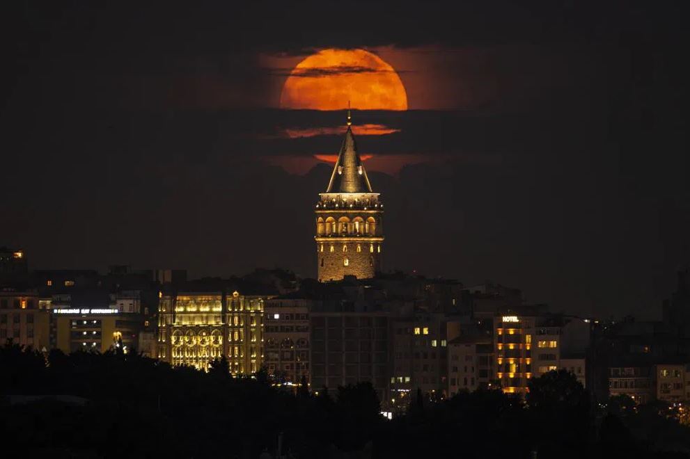 25 min 13 - Hình ảnh ấn tượng về 'siêu trăng dâu tây' trên khắp thế giới