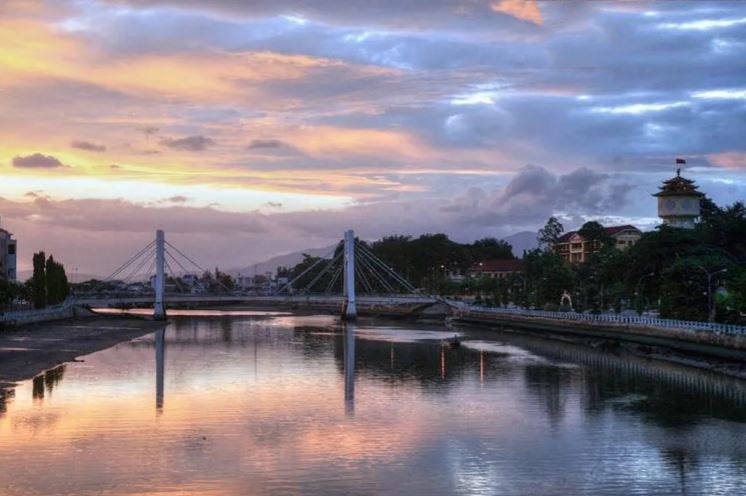 Phan Thiết. Sông Cà Ty tạo nên nhiều khung cảnh đẹp cho thành phố thủ phủ của tỉnh Bình Thuận. Hình ảnh tháp nước Phan Thiết soi bóng xuống dòng sông này đã trở thành một biểu tượng bất hủ, ghi dấu vào tâm thức của nhiều thế hệ cư dân sinh ra và lớn lên ở nơi đây.