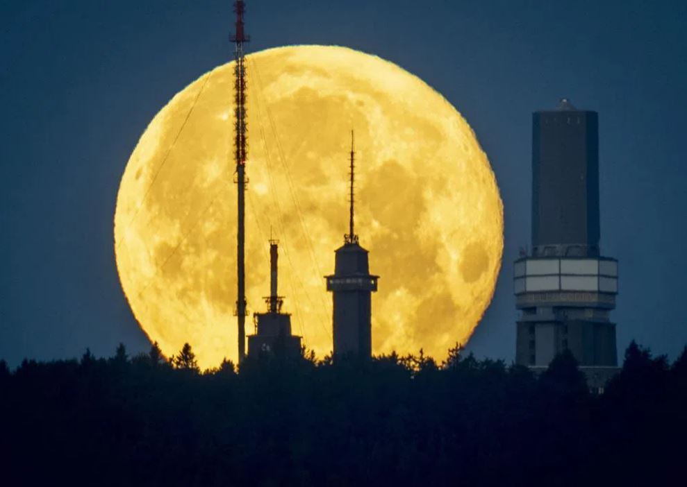 30 min 5 - Hình ảnh ấn tượng về 'siêu trăng dâu tây' trên khắp thế giới