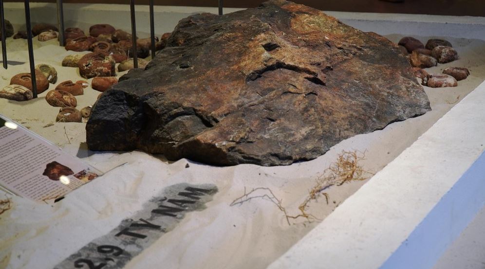 33 min 7 - Phiến đá cổ có niên đại ‘khủng’ 2,9 tỷ năm được trưng bày tại Huế