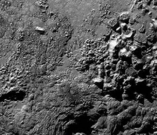 Những ngọn núi lửa băng khổng lồ xuất hiện trên Sao Diêm Vương, có thể có sự sống