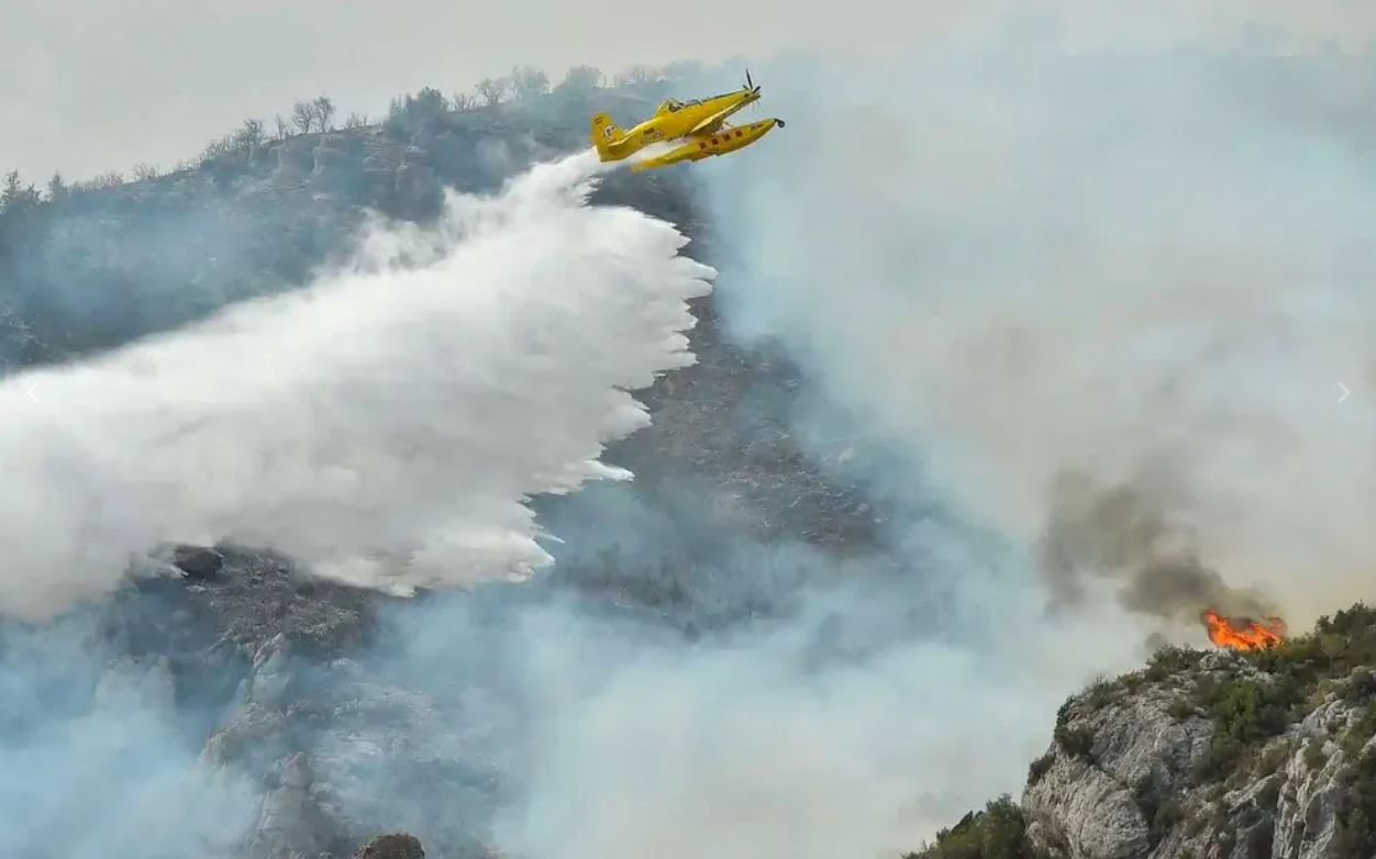Cháy rừng ở Catalonia ( Tây Ban Nha) - Ảnh: Pau Barrena / AFP / Getty Images