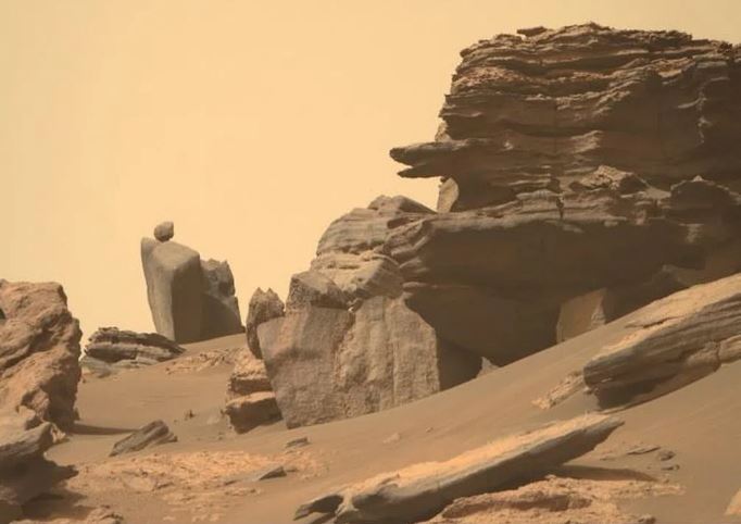 Chiec dau ran bang da nhu lao ra tu mot tang da lon o phia ben phai khung hinh min - NASA công bố hình ảnh phát hiện 'đầu rắn' chui ra trên Sao Hỏa