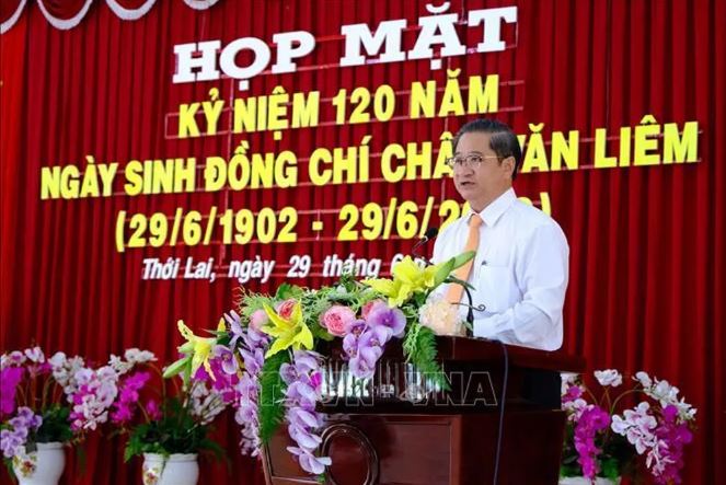 Chủ tịch UBND thành phố Cần Thơ Trần Việt Trường phát biểu ôn lại sự nghiệp cách mạng của đồng chí Châu Văn Liêm.