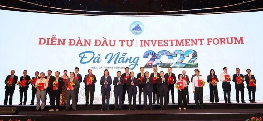 Da Nang trao Giay chung nhan cho cac nha dau tu min - Thủ tướng: Đà Nẵng vươn lên mạnh mẽ trong mấy chục năm qua