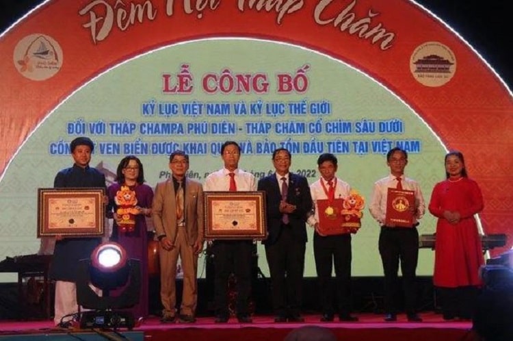 Don nhan quyet dinh tai le cong bo min - Tháp Chăm cổ Phú Diên được xác lập kỷ lục Việt Nam và thế giới