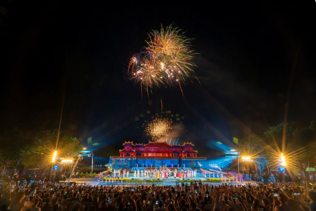 Lung linh sắc màu nghệ thuật đêm khai mạc Festival Huế 2022