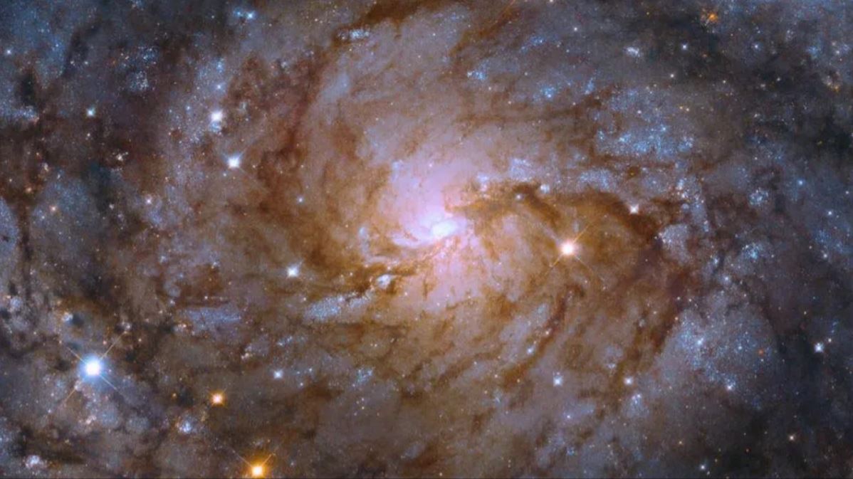 Ngắm nhìn hình ảnh 'thiên hà ẩn' tuyệt đẹp gần Dải Ngân hà