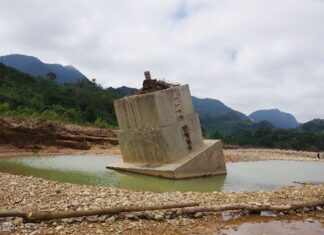 Mốc quốc giới bị sạt lở