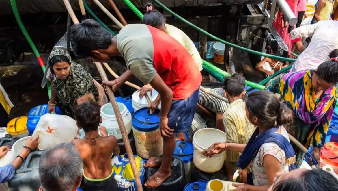 Người dân đi lấy nước tại khu ổ chuột ở New Delhi (Ấn Độ) - Ảnh: Kabir Jhangiani / Pacific Press / Rex / Shutterstock