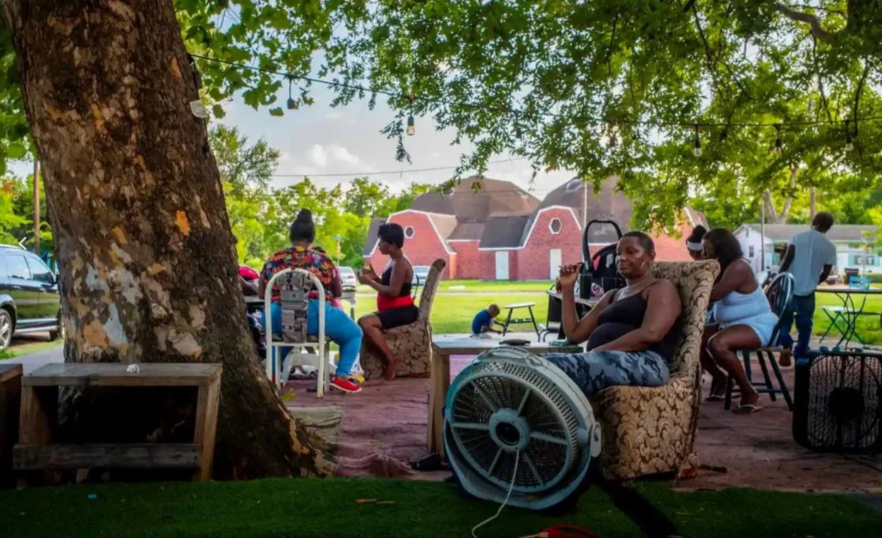 Người dân tại Houston, Texas (Mỹ) đang ngồi dưới những bóng cây để tránh nóng - Ảnh: Brandon Bell / Getty Images