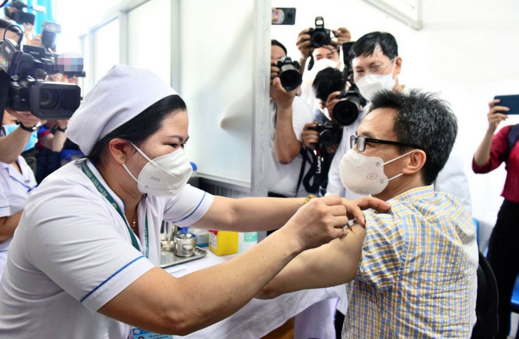Phó thủ tướng Vũ Đức Đam tiêm vắc xin mũi 4 tại Bệnh viện Bệnh nhiệt đới TP.HCM Phó thủ tướng Vũ Đức Đam tiêm vắc xin mũi 4 tại Bệnh viện Bệnh nhiệt đới TP.HCM