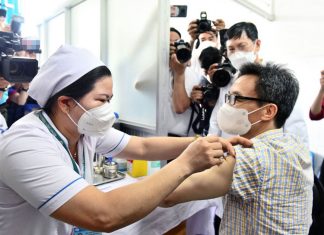 Phó thủ tướng Vũ Đức Đam tiêm vắc xin mũi 4 tại Bệnh viện Bệnh nhiệt đới TP.HCM Phó thủ tướng Vũ Đức Đam tiêm vắc xin mũi 4 tại Bệnh viện Bệnh nhiệt đới TP.HCM