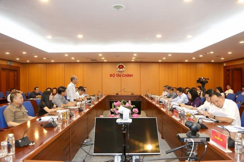 Quang cảnh buổi làm việc. Quang cảnh buổi làm việc.