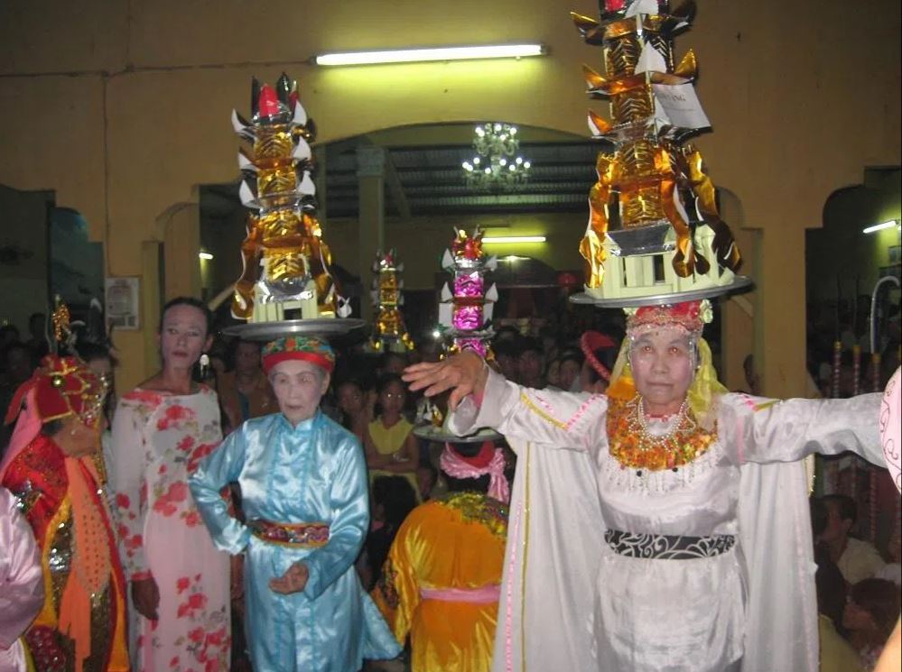 Sau le Chanh te Chua Xu trong chinh dien la hat bong roi min - Cúng biển Mỹ Long - Lễ hội truyền thống của ngư dân vùng biển Trà Vinh