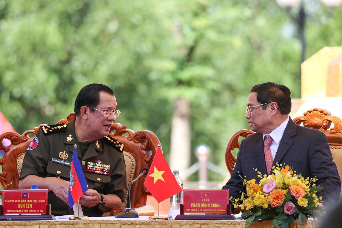 Thủ tướng Hun Sen và Thủ tướng Phạm Minh Chính trao đổi tại cuộc nói chuyện với đại diện quần chúng nhân dân địa phương tỉnh Bình Phước sáng 20-6 - Ảnh: CỔNG THÔNG TIN ĐIỆN TỬ CHÍNH PHỦ
