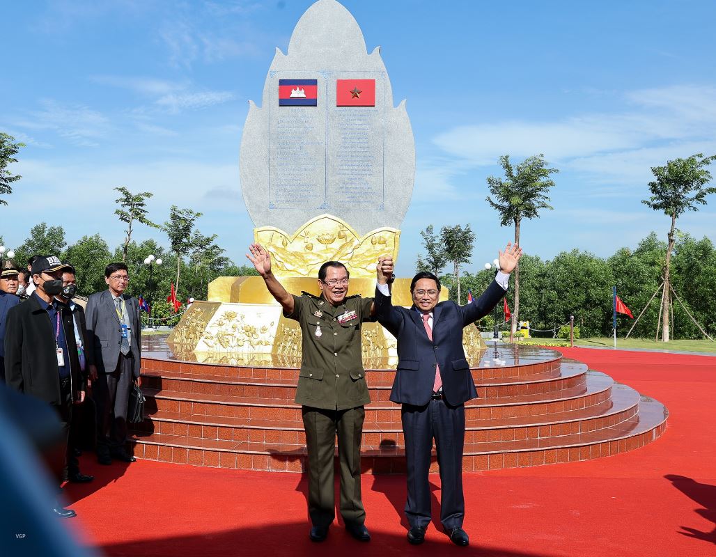 Thủ tướng Phạm Minh Chính và Thủ tướng Hun Sen đến thăm bia đá lưu niệm tại khu vực X16 thuộc xã Lộc Tấn, huyện Lộc Ninh, tỉnh Bình Phước - điểm dừng chân đầu tiên trên lãnh thổ Việt Nam của Thủ tướng Hun Sen và đồng đội đúng ngày này cách đây 45 năm - Ảnh: CỔNG THÔNG TIN ĐIỆN TỬ CHÍNH PHỦ